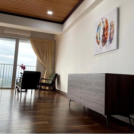 The Venus - Spacious Wooden Top Floor Apartment Sitiawan Extérieur photo