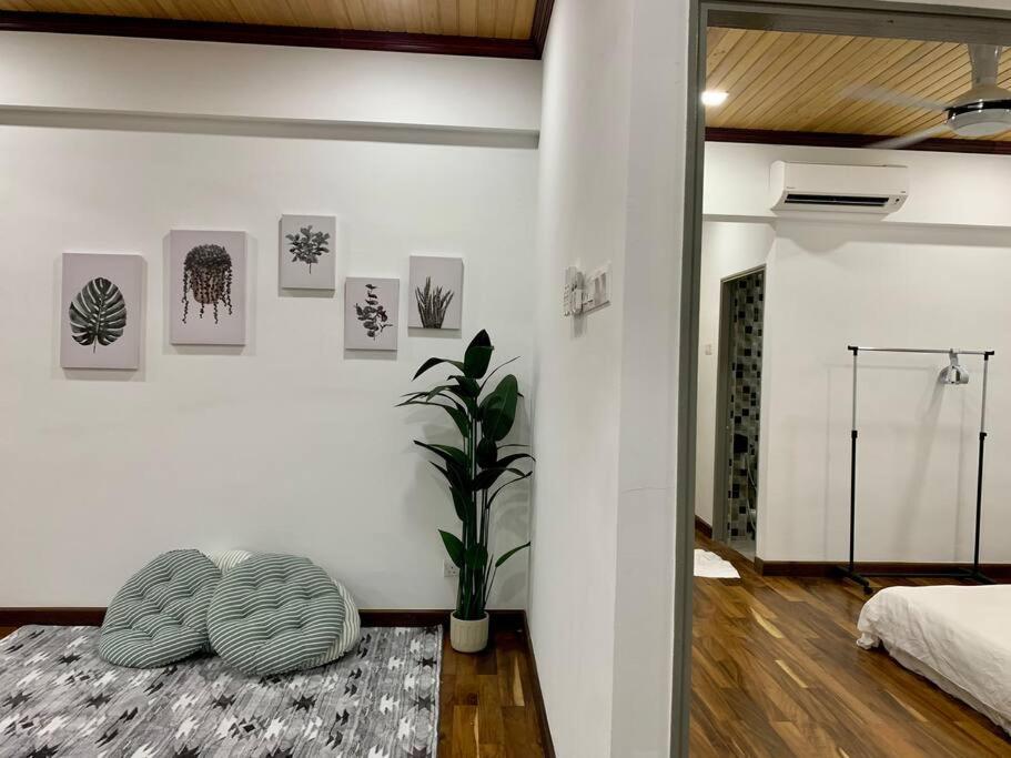 The Venus - Spacious Wooden Top Floor Apartment Sitiawan Extérieur photo