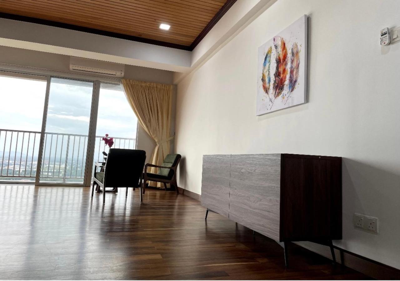 The Venus - Spacious Wooden Top Floor Apartment Sitiawan Extérieur photo