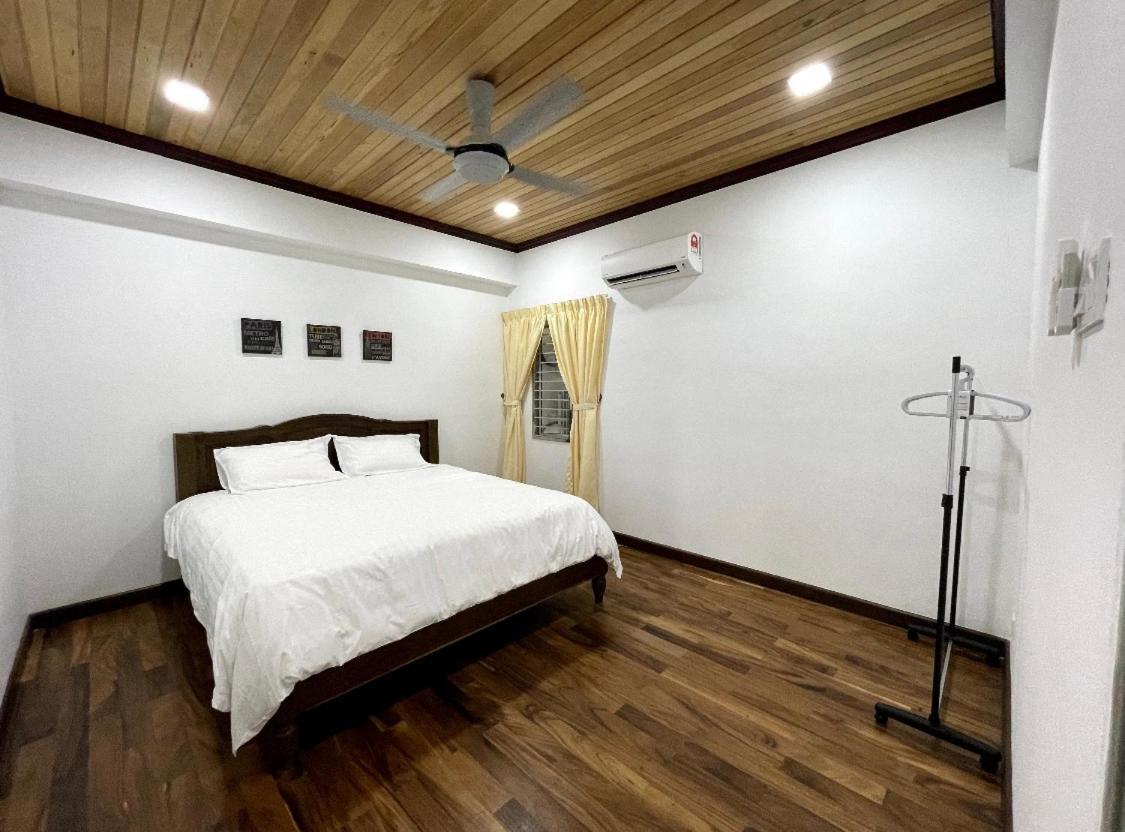 The Venus - Spacious Wooden Top Floor Apartment Sitiawan Extérieur photo