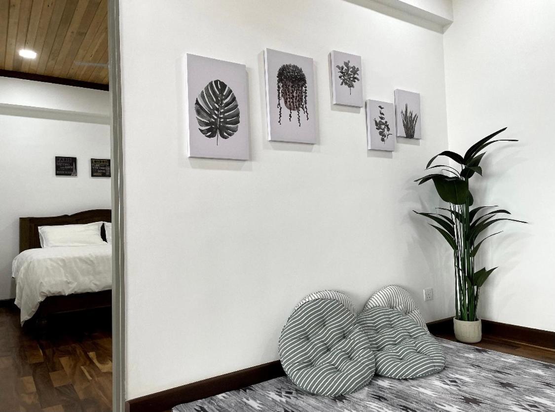 The Venus - Spacious Wooden Top Floor Apartment Sitiawan Extérieur photo