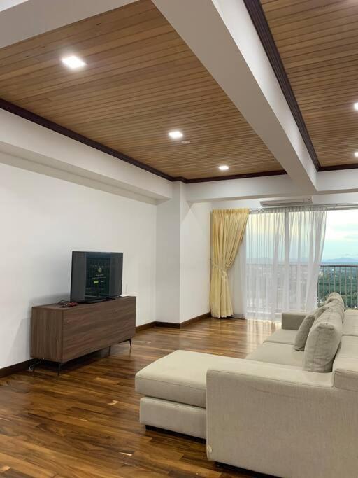 The Venus - Spacious Wooden Top Floor Apartment Sitiawan Extérieur photo